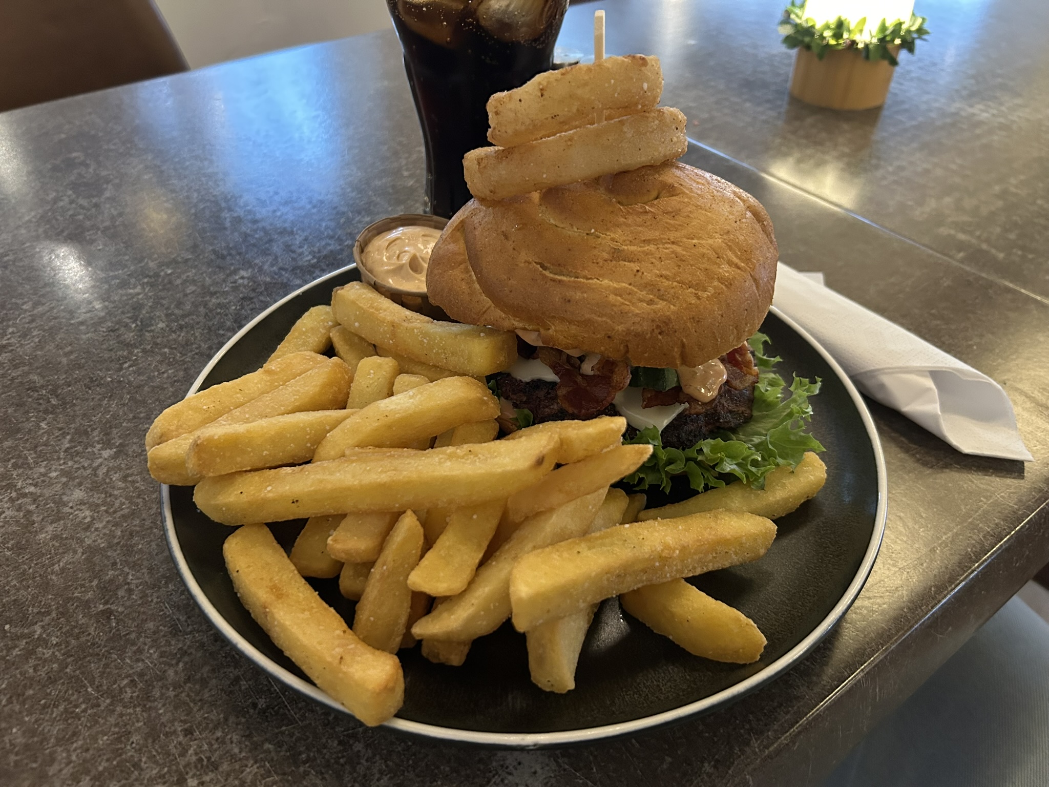 Nyd en lækker cafe burger eller et stjerneskud på turen