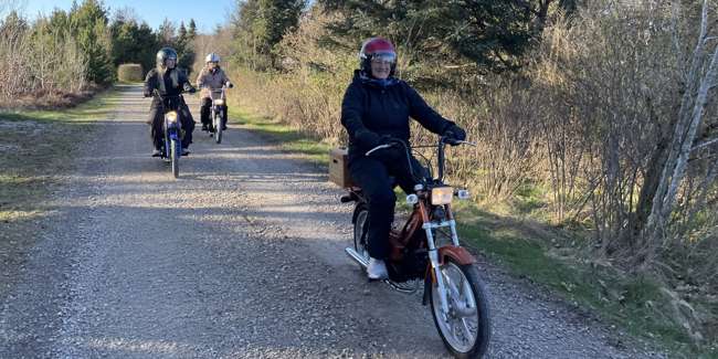 Tag på knallerttur på en gammel Tomos